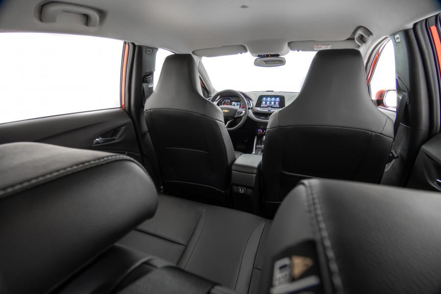 Интерьер Chevrolet Onix Premier 2019 года  (LA) (фото 10 из 22)